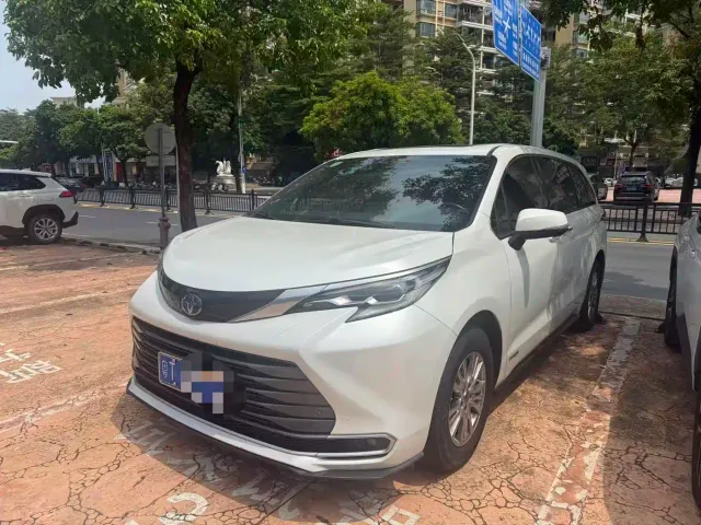 Фотография автомобиля — Toyota Sienna