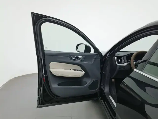Volvo XC60 — Фото автомобиля 8
