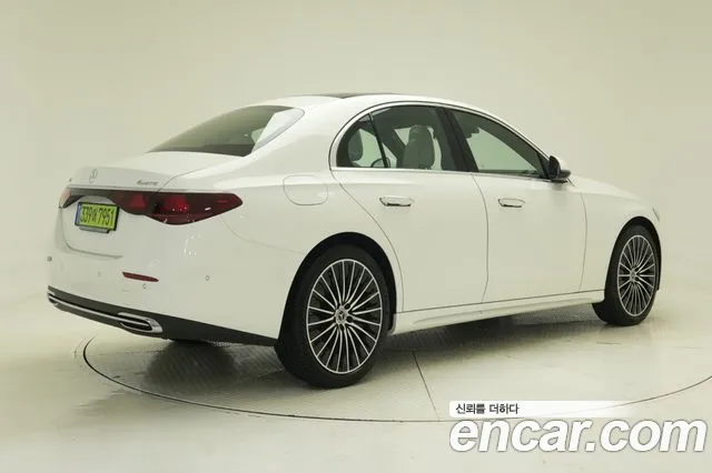 Mercedes-Benz E-Class — Фото автомобиля 2