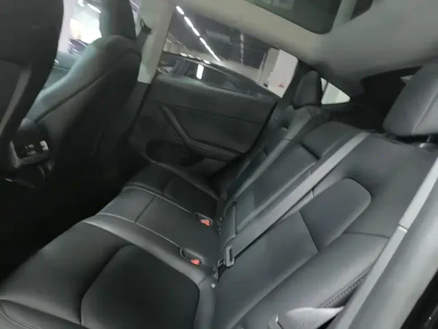 Tesla Model Y — Фото автомобиля 16