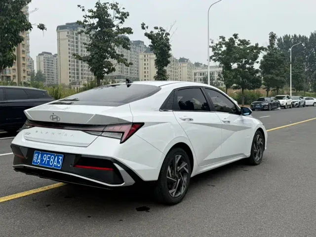 Hyundai Elantra — Фото автомобиля 15
