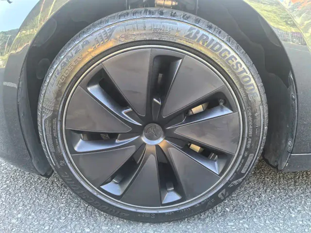 Tesla Model 3 — Фото автомобиля 21