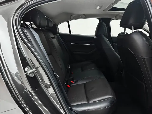 Mazda Axela — Фото автомобиля 23