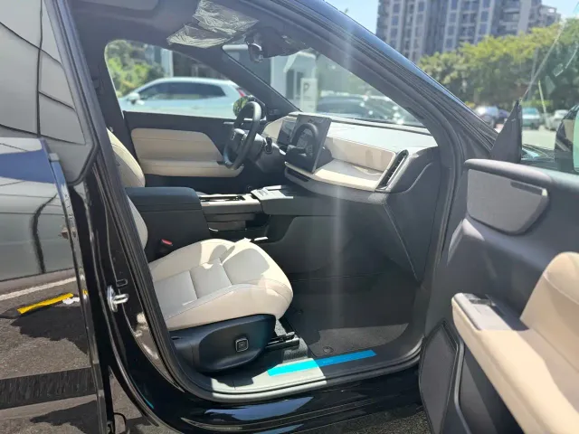 Volvo XC70 Plug-in Hybrid — Фото автомобиля 14