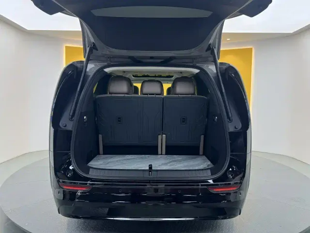 Li Auto MEGA — Фото автомобиля 11