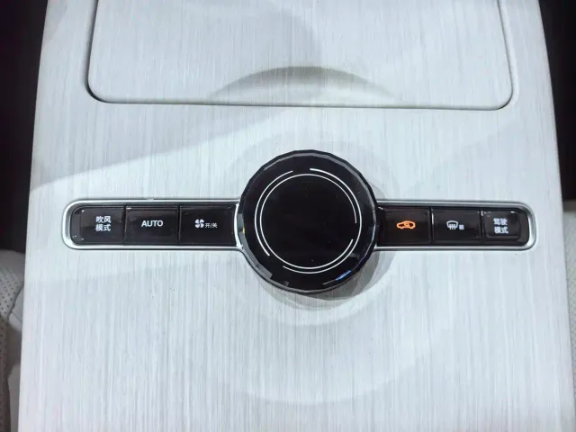 Geely Galaxy E8 — Фото автомобиля 6