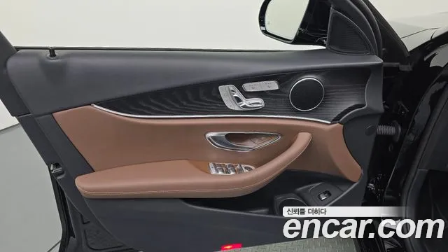 Mercedes-Benz E-Class — Фото автомобиля 24
