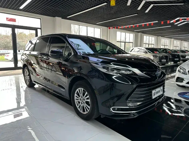 Toyota Sienna — Фото автомобиля 3