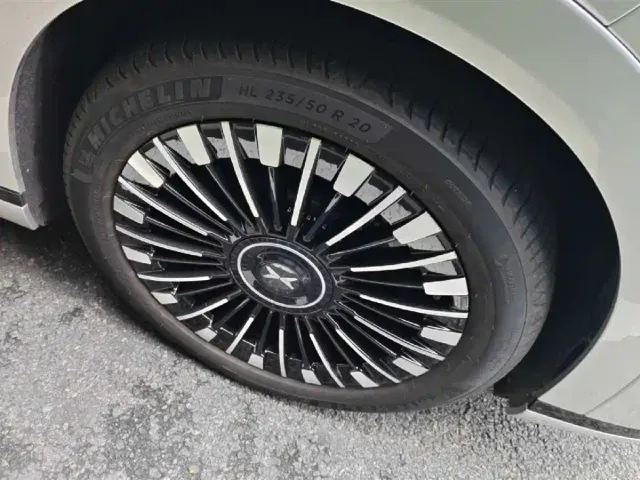 Xpeng X9 — Фото автомобиля 11