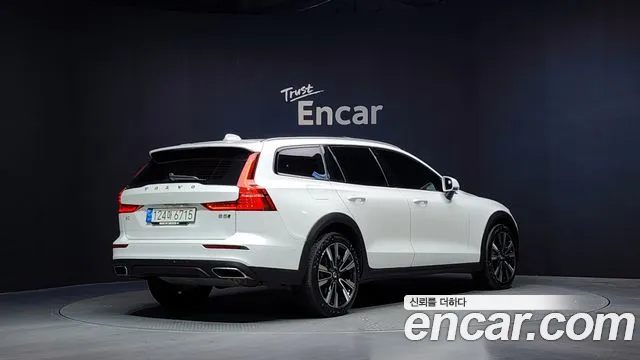 Вольво V60 V60 Cross Country 2 поколение B5 Pro AWD — Фото автомобиля 2