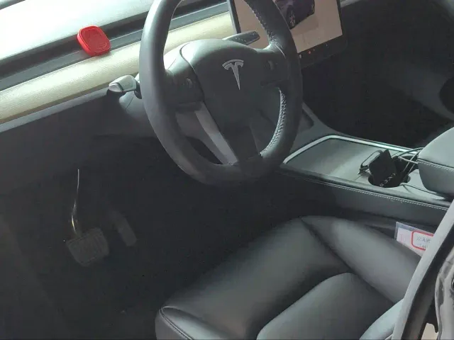 Tesla Model Y — Фото автомобиля 4