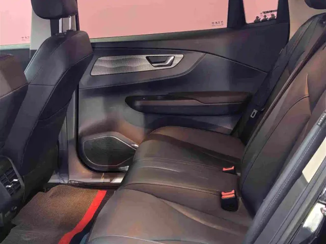 Hongqi E-QM5 — Фото автомобиля 10