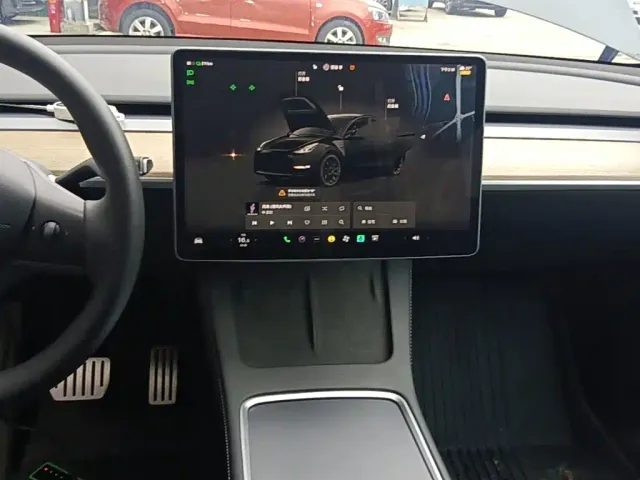 Tesla Model Y — Фото автомобиля 12