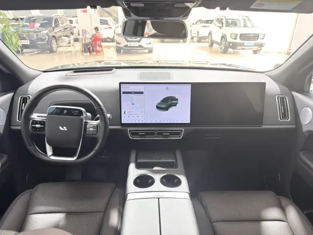 Li Auto L8 — Фото автомобиля 11