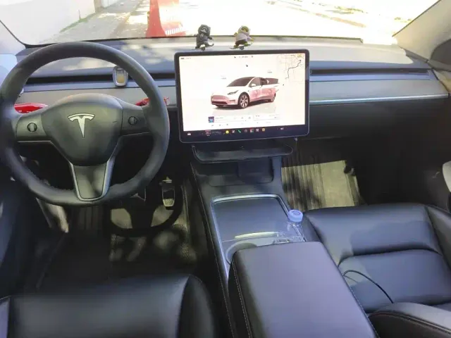 Tesla Model Y — Фото автомобиля 12