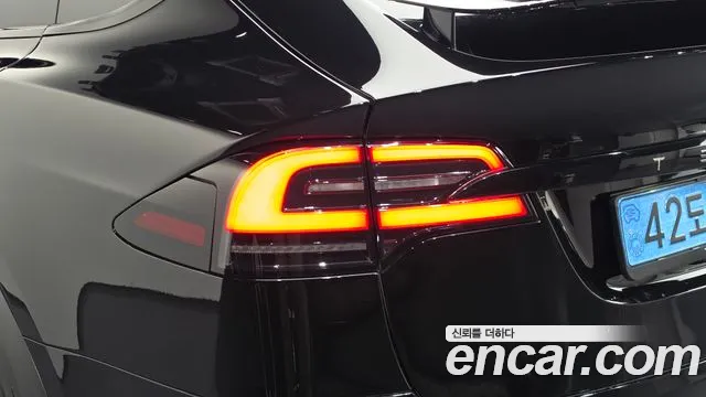 Tesla Model X — Фото автомобиля 23