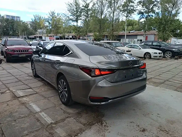 Lexus ES — Фото автомобиля 4