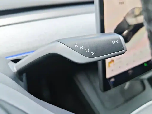 Tesla Model Y — Фото автомобиля 15