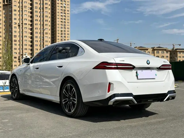 BMW 5 Series — Фото автомобиля 9