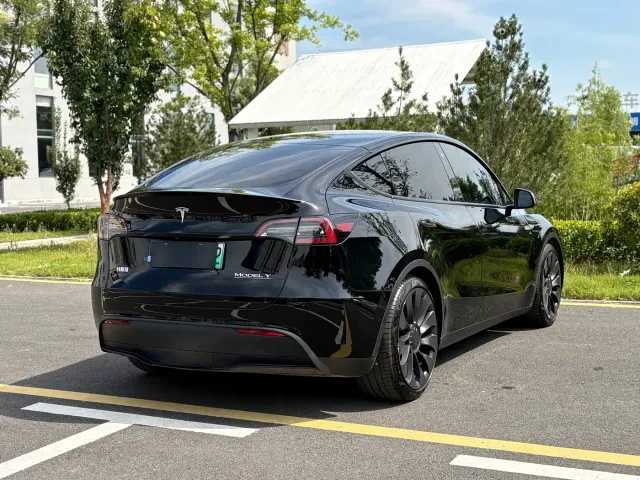 Tesla Model Y — Фото автомобиля 5