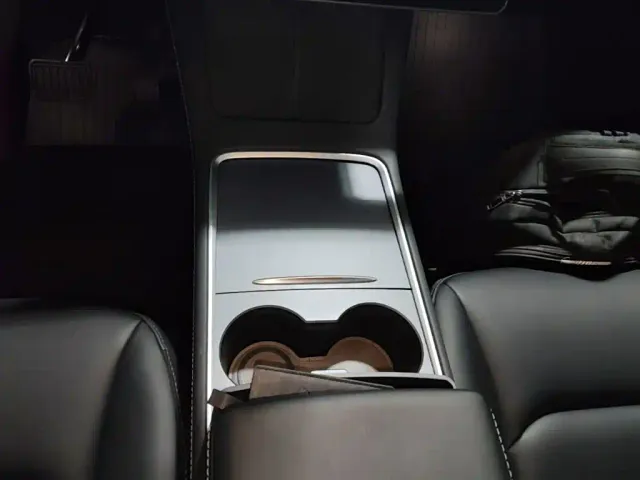 Tesla Model Y — Фото автомобиля 13