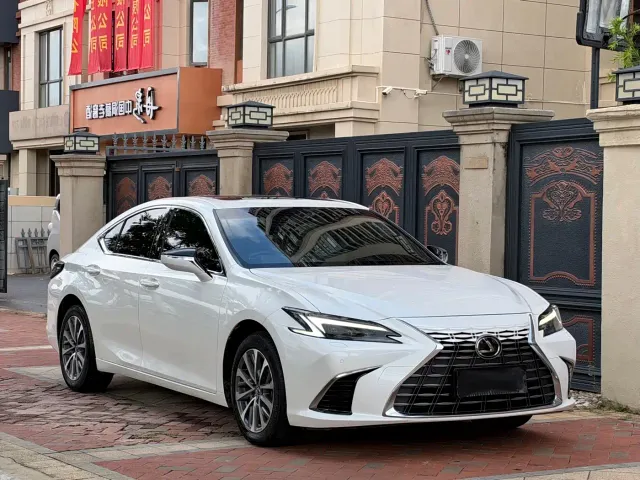 Lexus ES — Фото автомобиля 3