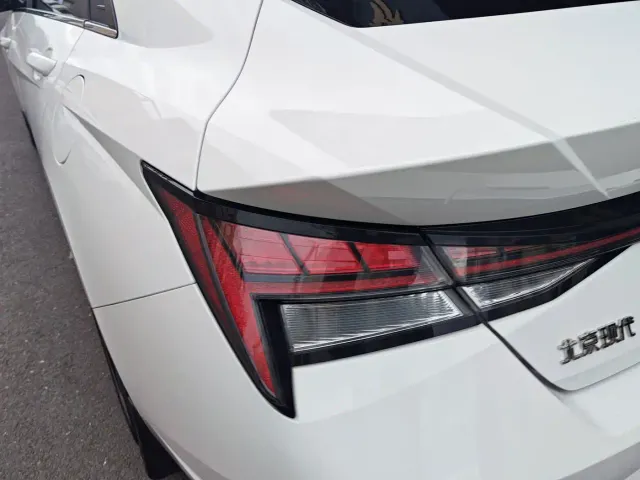 Hyundai Elantra — Фото автомобиля 12