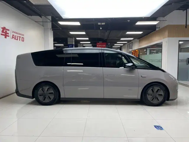 Li Auto MEGA — Фото автомобиля 3