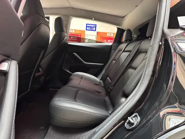 Tesla Model Y — Фото автомобиля 11