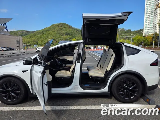 Tesla Model X — Фото автомобиля 11
