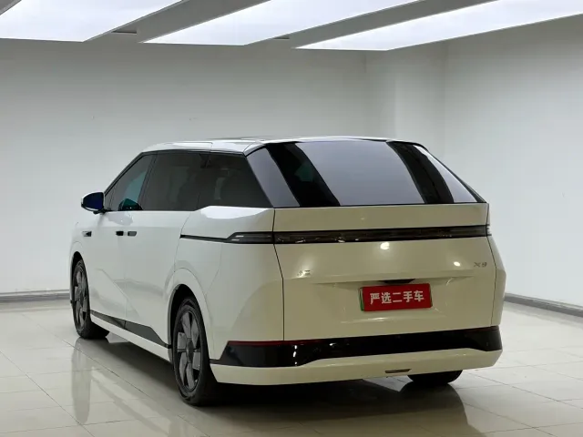 Xpeng X9 — Фото автомобиля 8