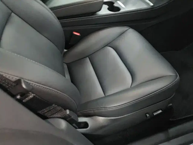 Tesla Model Y — Фото автомобиля 24