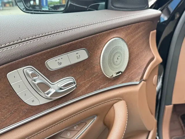 Mercedes-Benz E-Class — Фото автомобиля 12