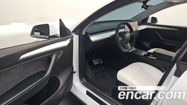 Tesla Model Y — Фото автомобиля 10