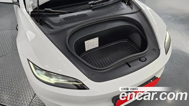 Tesla Model 3 — Фото автомобиля 9