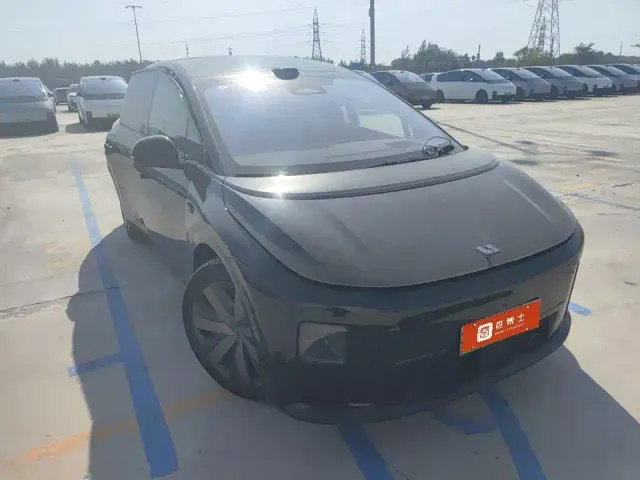 Li Auto i8 — Фото автомобиля 5