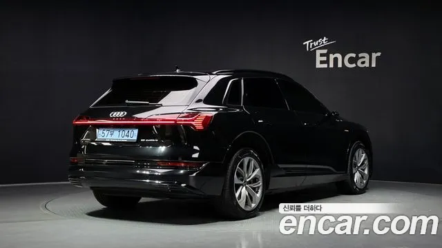 Audi e-tron — Фото автомобиля 2