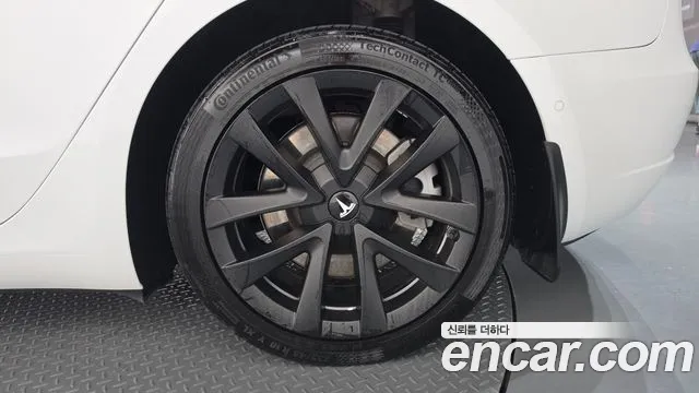 Tesla Model 3 — Фото автомобиля 19