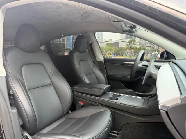 Tesla Model Y — Фото автомобиля 6