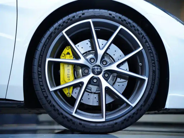 Lotus Emira — Фото автомобиля 12