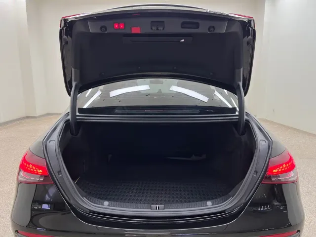 Mercedes-Benz E-Class — Фото автомобиля 24