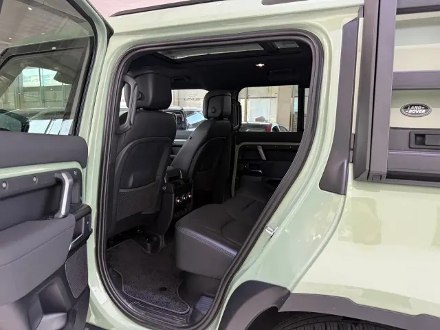Land Rover Defender — Фото автомобиля 8