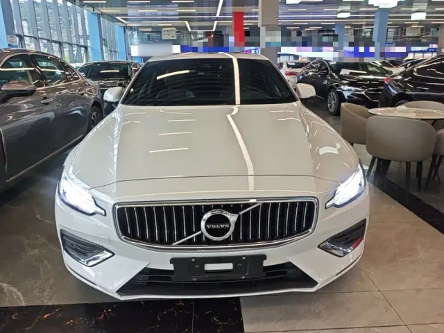 Volvo S60 — Фото автомобиля 2