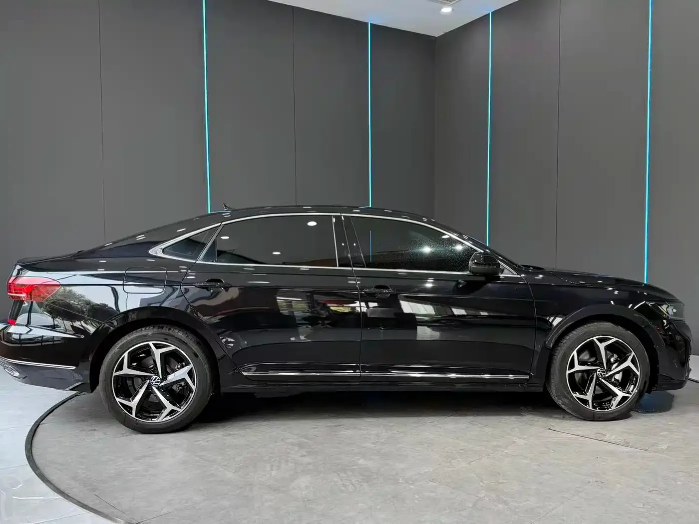 Volkswagen Passat 2025 Outstanding 380TSI Starlight Dragon Soaring Edition — Фото автомобиля 4