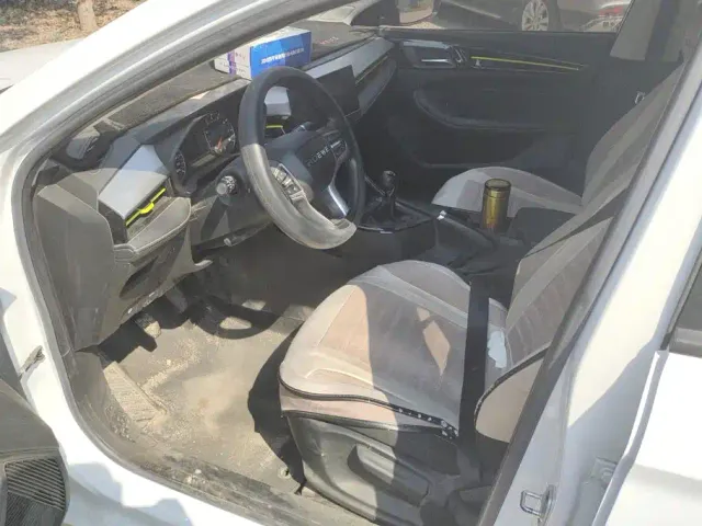 Roewe Roewe i5 2021 1.5L Manual Platinum Edition — Фото автомобиля 9