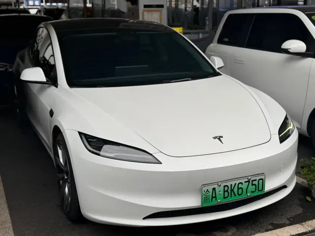Tesla Model 3 — Фото автомобиля 3