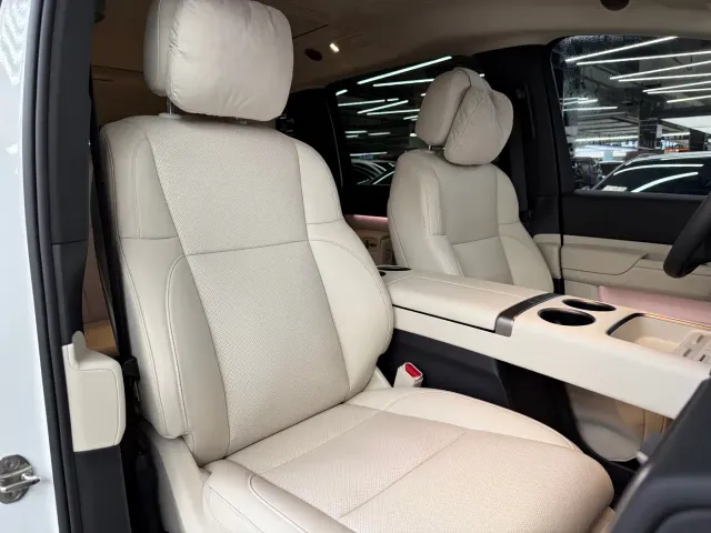 Li Auto MEGA — Фото автомобиля 14