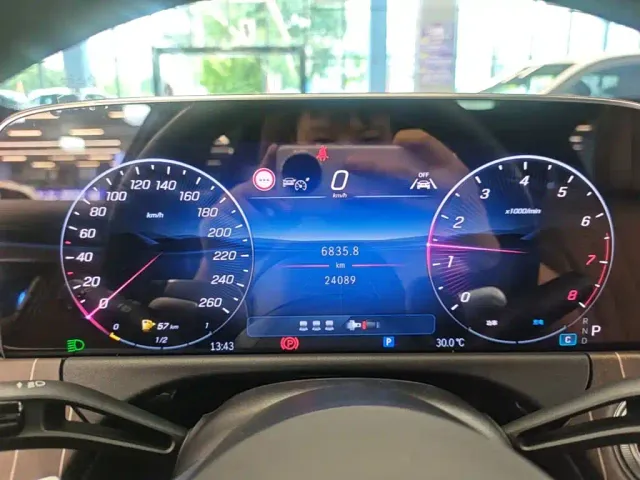 Mercedes-Benz E-Class — Фото автомобиля 11