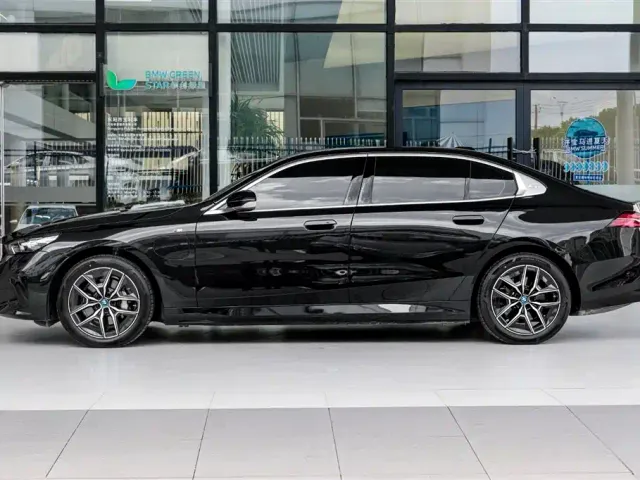 BMW i5 — Фото автомобиля 3