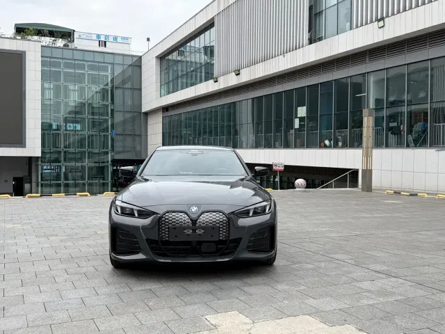 BMW i4 — Фото автомобиля 3